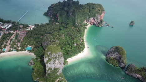 wspaniały widok z lotu ptaka na lagunę z białym piaskiem i las nad klifami, railay, krabi, tajlandia