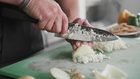 cuoco caucasico che taglia le verdure in cucina, in rallentatore