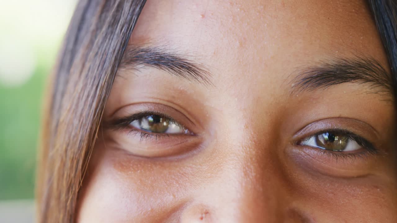 retrato de una adolescente biracial feliz en casa, en cámara lenta