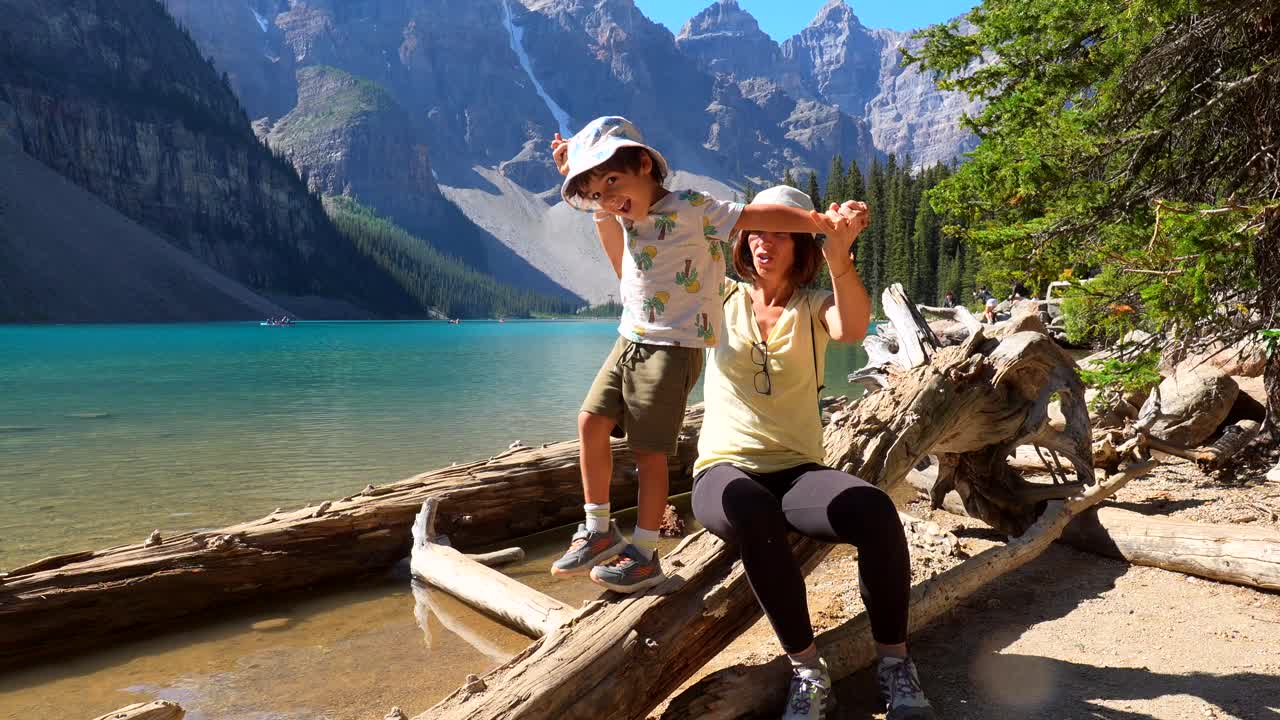 Liburan Keluarga di Danau Moraine