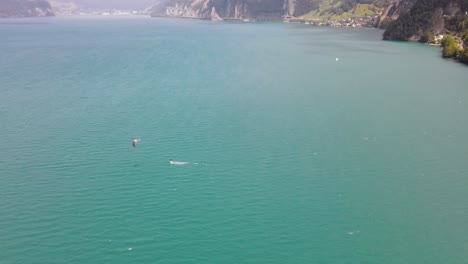 Volando-Sobre-El-Kiteboarder-En-El-Lago-Azul-En-Suiza-Durante-El-Día-En-Verano