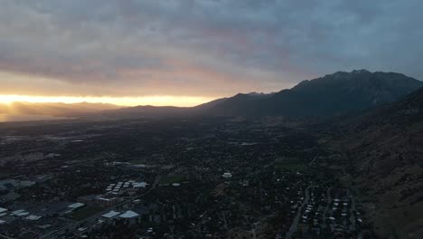 Puesta-De-Sol-Sobre-El-Lago-Utah-Y-Provo,-Vista-Desde-La-Montaña