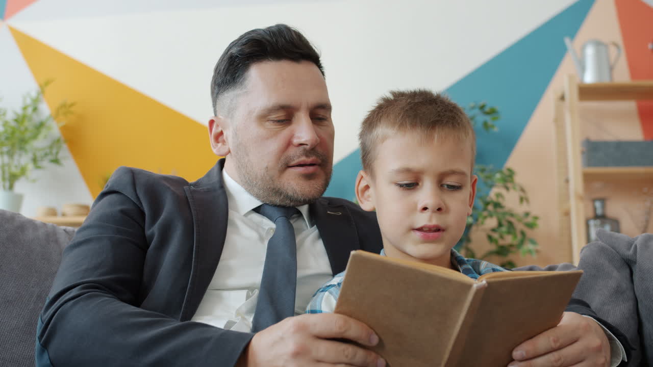 padre e hijo leyendo un libro juntos