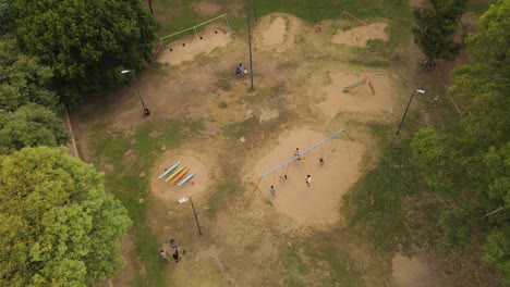 disparo en cámara lenta de niños balanceándose en las hamacas en un parque público