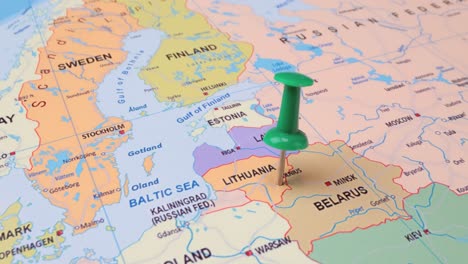 lituania - concepto de viaje con un alfiler verde en el mapa del mundo. el punto de ubicación en el mapa apunta a vilnius, la capital de lituania.