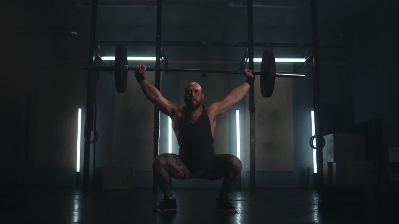 Uomo che solleva pesi in palestra