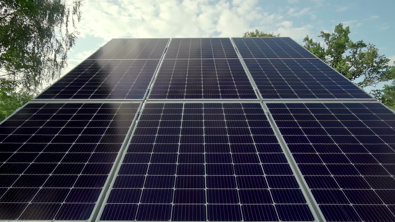 un panel solar azul se acerca a la cámara en cámara lenta en plena luz del día