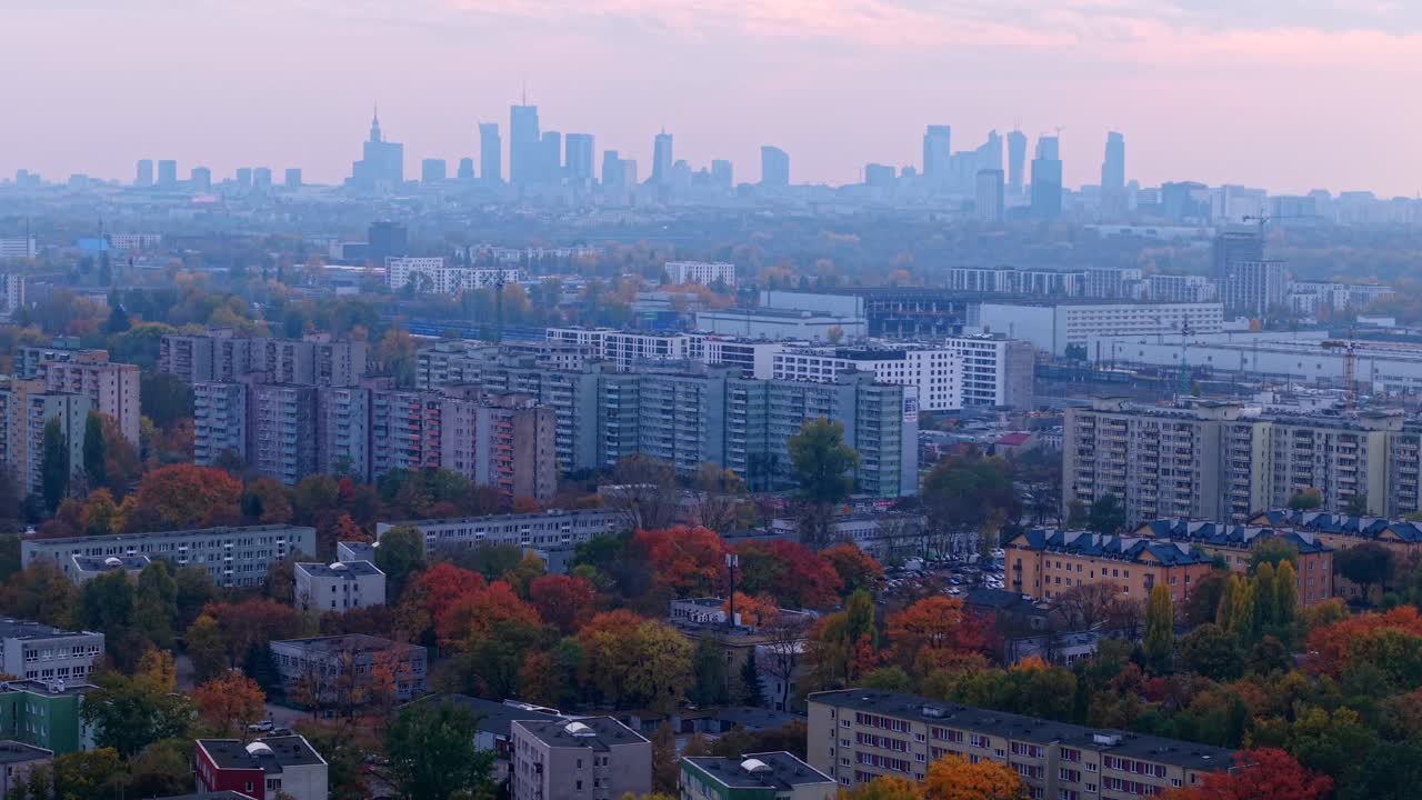보드노 지역: 공원과 아파트 블록이 있는 나무로 둘러싸인 동네, 가을에 바르샤바 시내 상업 지역 스카이 라인, 멀리서 볼 수 있는 건물, 공중에서 볼 수 있는