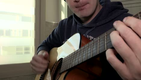 hombre tocando una guitarra en cámara lenta