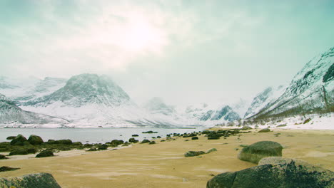 Absolut-Atemberaubende-Filmische-Kamerafahrt-Vor-Einem-Gefrorenen-Strand