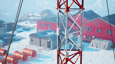 estación antártica bajo el sol de verano