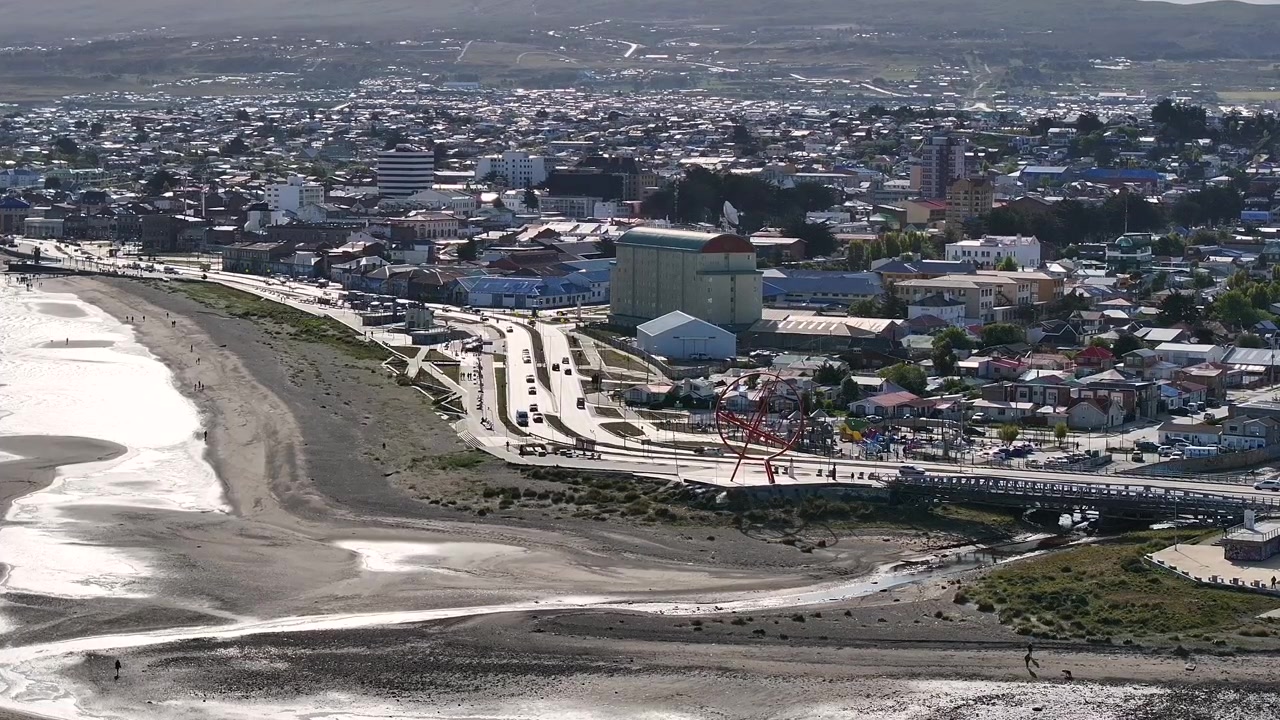 Scatto statico con drone di Punta Arenas, Patagonia, Cile. Spiaggia, strada costiera ed edifici