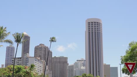 un día soleado y ventoso en la ciudad