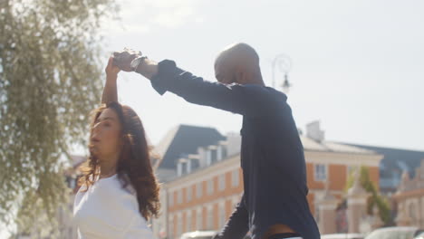 pareja interracial bailando salsa en el parque de la ciudad 1