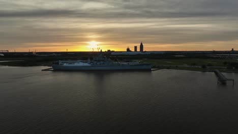 Schwenkansicht-Der-USS-Alabama,-Während-Die-Sonne-Untergeht.-Luftaufnahme