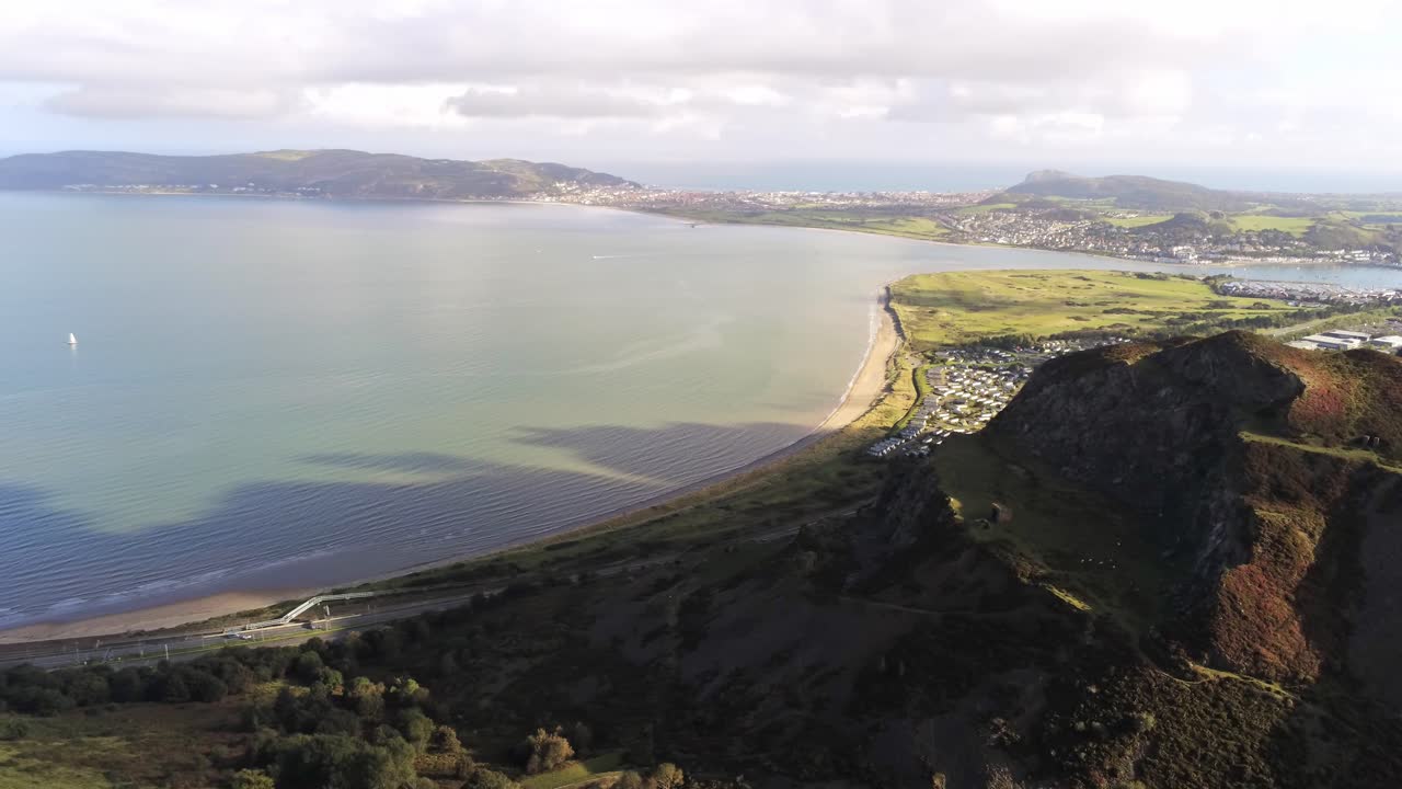 조감도 목가적 인 시골 웨일스 산 계곡 llandudno 해안선 느린 넓은 오른쪽 궤도