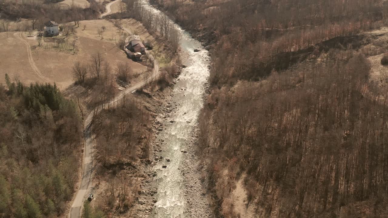 imágenes aéreas de un río en los apeninos italianos-1