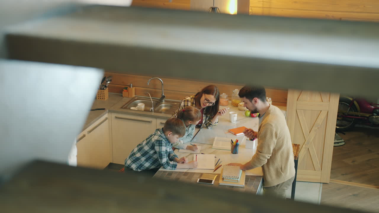 부에서 숙제를 하는 가족