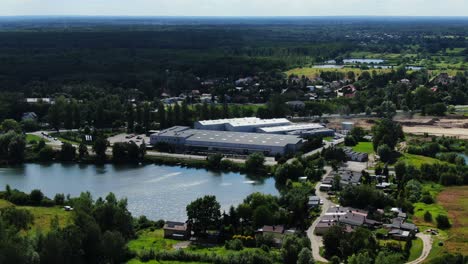 Sattelzugmaschinen-Stehen-An-Den-Rampen-Des-Lagers-Im-Logistikpark-Mit-Verladehub-Und-Warten-Bei-Sonnenuntergang-Auf-Das-Be--Und-Entladen-Von-Waren