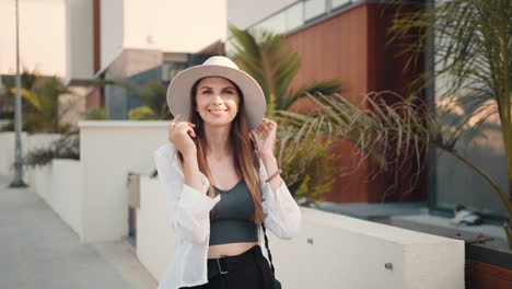 mujer elegante en un paisaje urbano