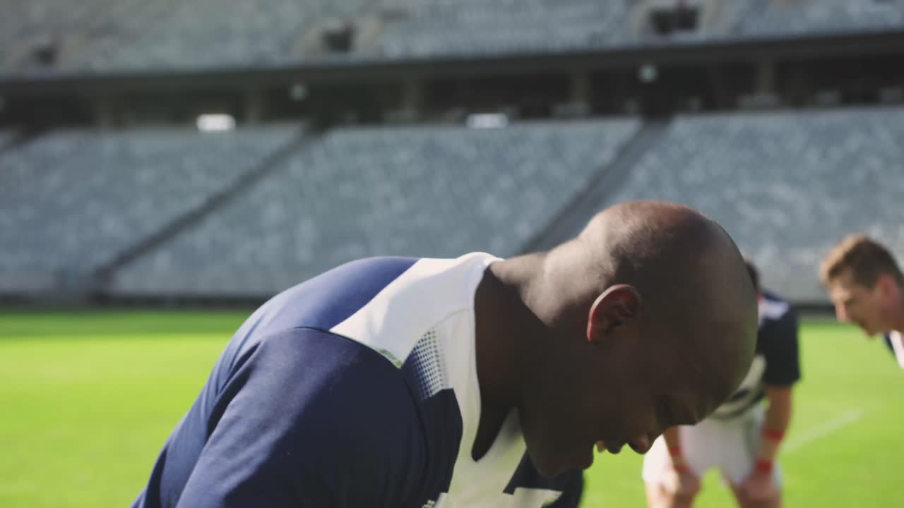 남성 럭비 선수가 스타디움 4k에서 경기를 패한 후 실망했습니다.