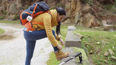 Female-hiker-tying-her-laces