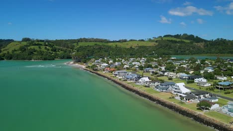 Luftaufnahmen-Einer-Strandstadt-Bei-Flut-Mit-Strandgrundstücken,-Die-Wasser-Direkt-Vor-Der-Haustür-Haben