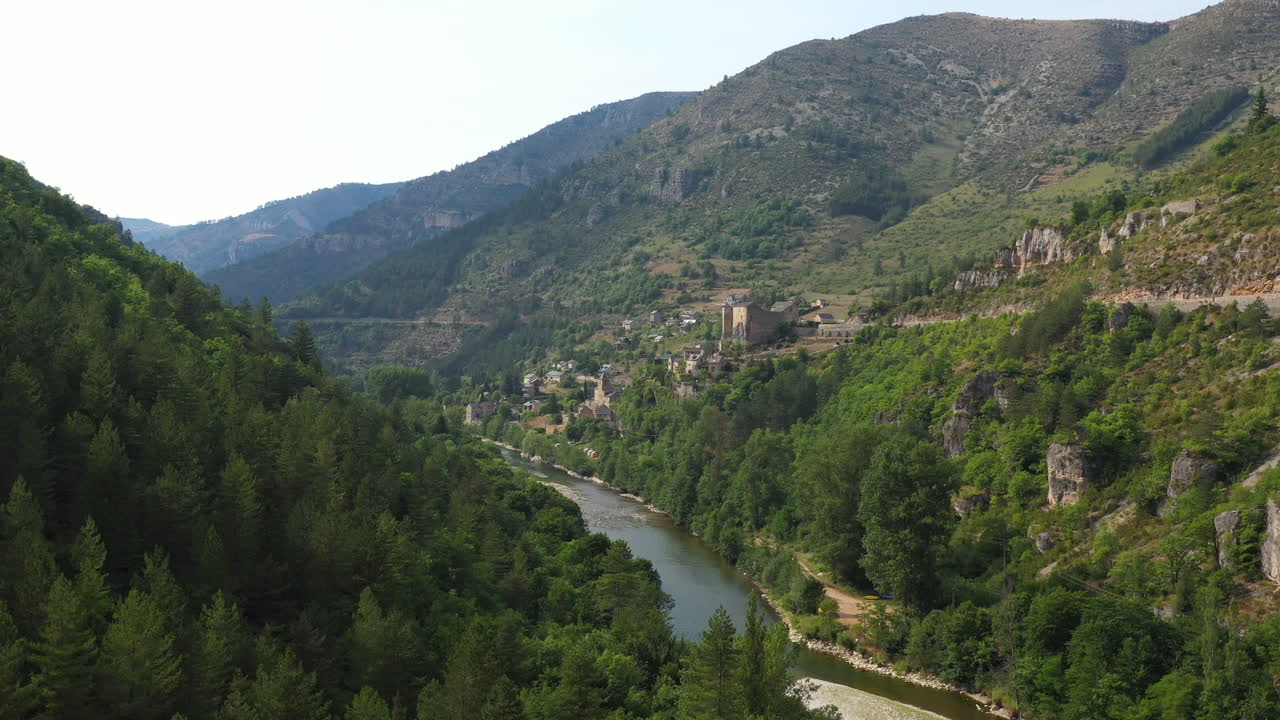 bosque de coníferas a lo largo del río tarn toma aérea de la aldea de prades francia lozere