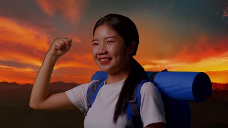 mujer feliz en un viaje de senderismo