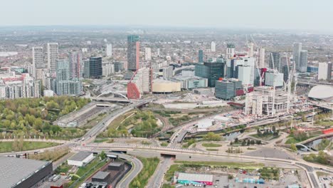 Dron-Dando-Vueltas-A-La-Ciudad-De-Stratford,-Londres