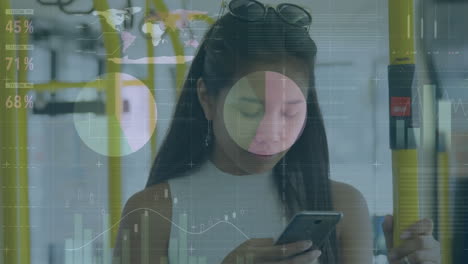 Animation-Der-Statistischen-Datenverarbeitung-Bei-Asiatischen-Frauen,-Die-Im-Bus-Ihr-Smartphone-Benutzen