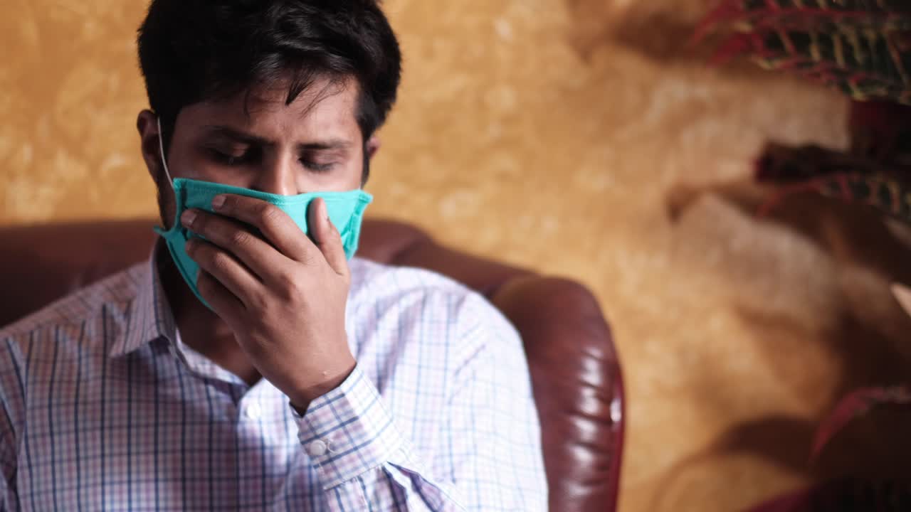 얼굴 마스크를 쓰고 병들어 보이는 남자