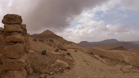 Paisaje-Que-Rodea-El-Pueblo-Troglodita-De-Ksar-Guermessa-En-Túnez-En-Un-Día-Lluvioso