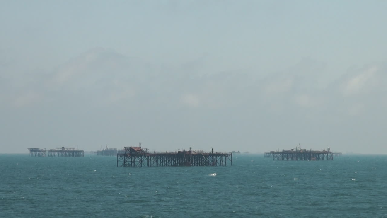 아제르바이잔 바쿠에서 떨어져 있는 카스피 해 연안 석유 시추 플랫폼의 석유 플랫폼