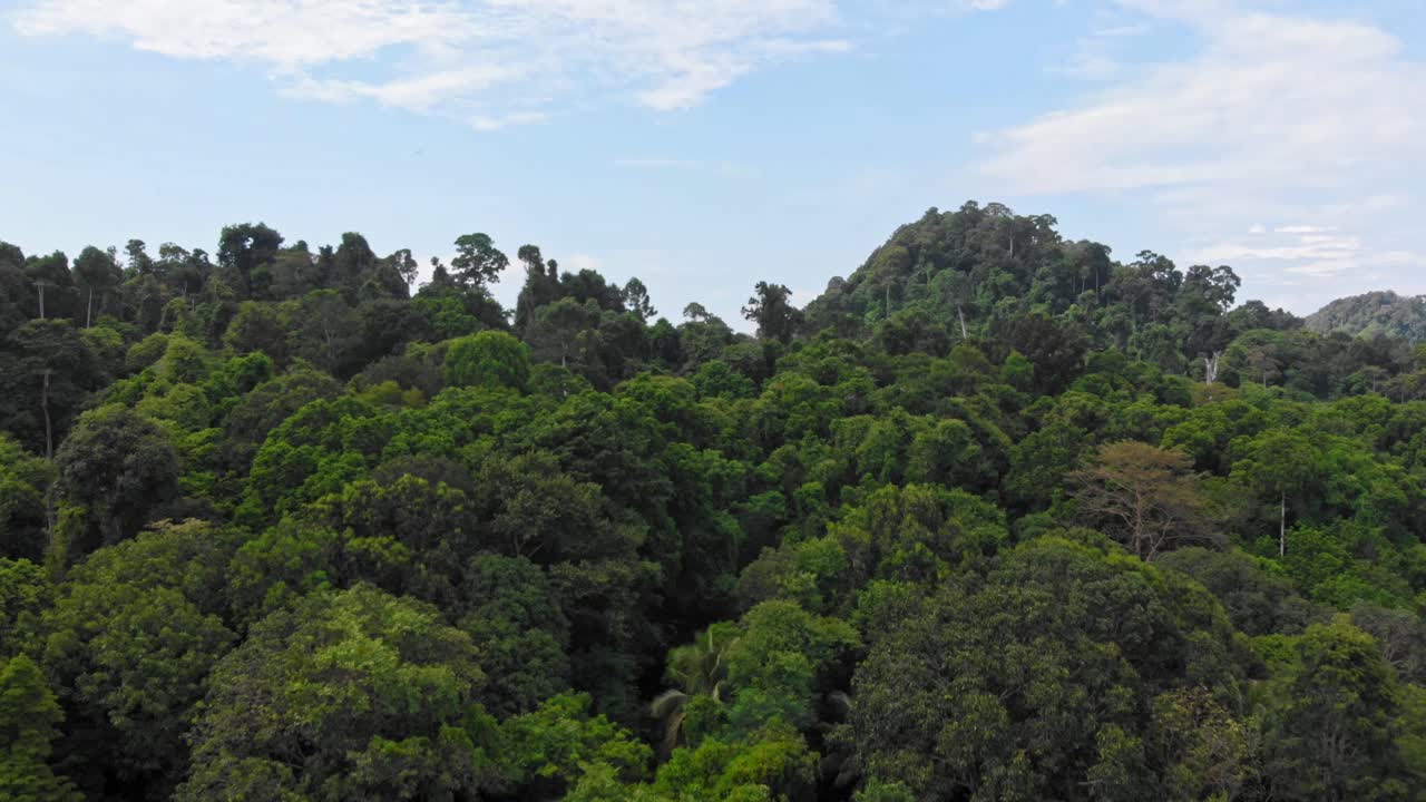 toma aérea de la hermosa isla tropical en el mar de andaman en tailandia - koh kradan