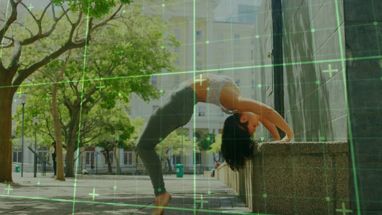 Praticante donna che afferra una sporgenza, premendo i palmi e approfondendo un inarcamento all'indietro per il fitness, con una griglia di guida.