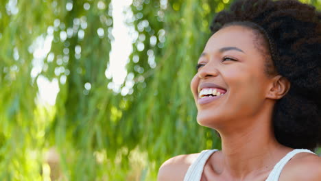 Retrato-De-Mujer-Al-Aire-Libre-De-Pie-En-El-Jardín-Sonriendo-A-La-Cámara