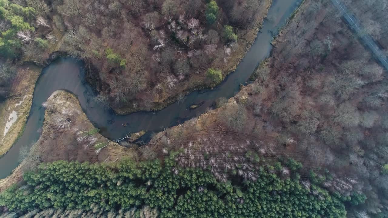 숲으로 둘러싸인 구불구불한 말라 파뉴 강 위의 다리, 머리 위 공중 회전