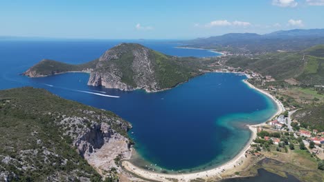 la playa y la bahía de porto koufo en sithonia, halkidiki, grecia - 4k aéreo