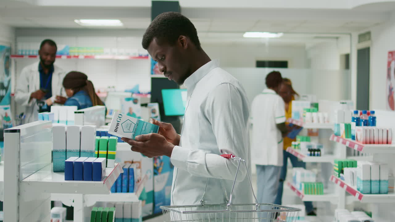 Uomo che acquista farmaci in farmacia