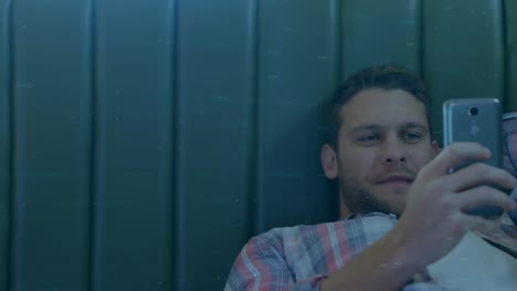 procesamiento de datos del mercado financiero contra un hombre caucásico sonriendo mientras usa un teléfono inteligente