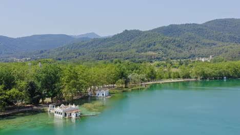 Antena-Panorámica-Sobre-El-Lago-De-Banyoles-Y-La-Campiña-Catalana-Circundante