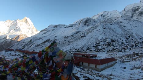 panorámico en la base del campamento anapurna en medio de las montañas