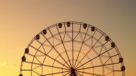 la rueda gigante contra un cielo al atardecer.