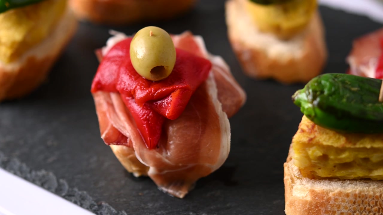 Pintxos tradisional Spanyol di atas meja kayu