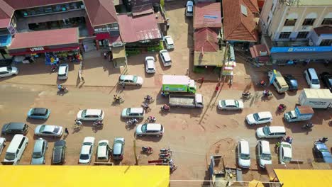 tráfico en la carretera urbana de bugolobi en kampala, uganda