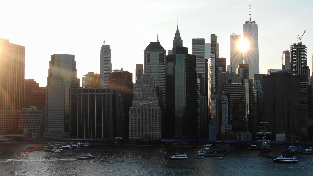 Vista dello skyline di New York con edifici che riflettono la luce del sole