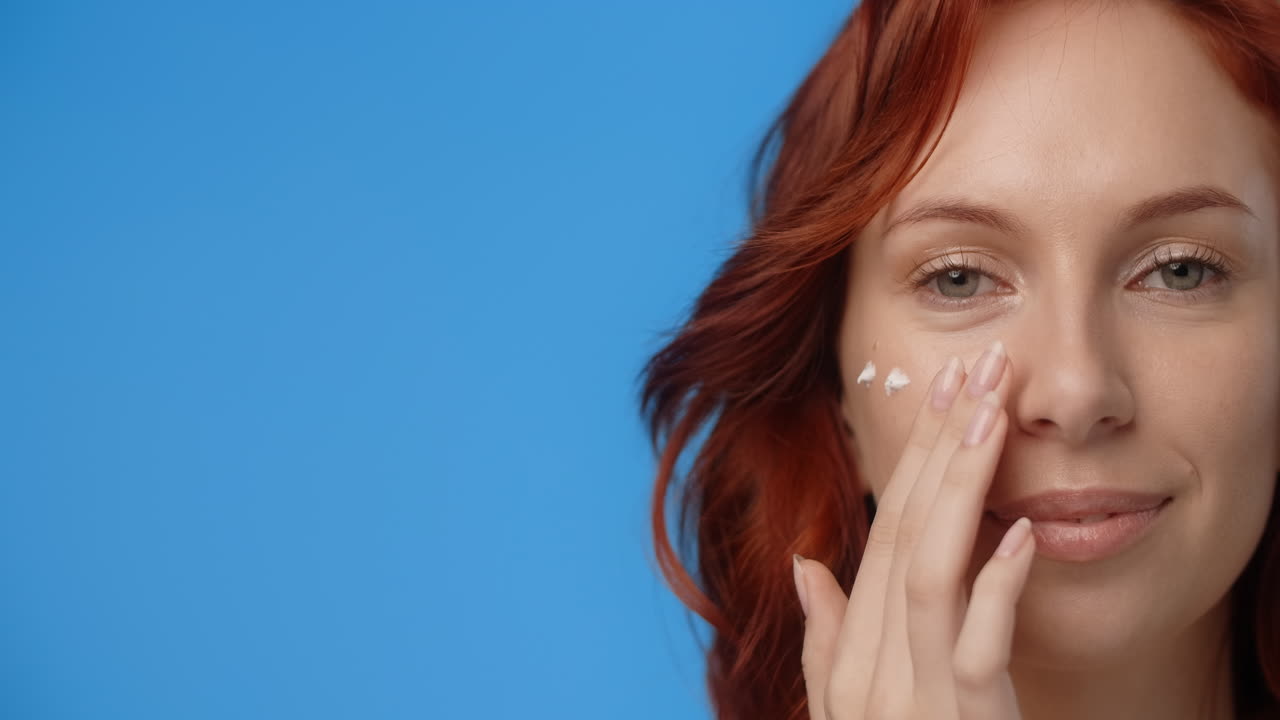 mujer aplicando crema facial