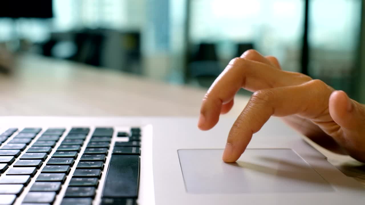 mujer haga clic con el dedo en el panel táctil del portátil, con espacio para el texto, bueno para su uso en el banner web