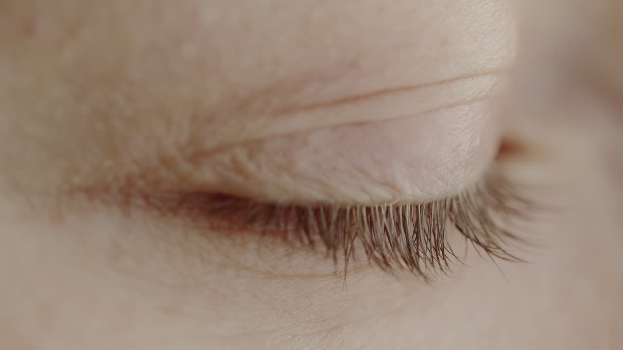 눈꺼풀의 움직임이 보이는 닫힌 눈의 클로즈업